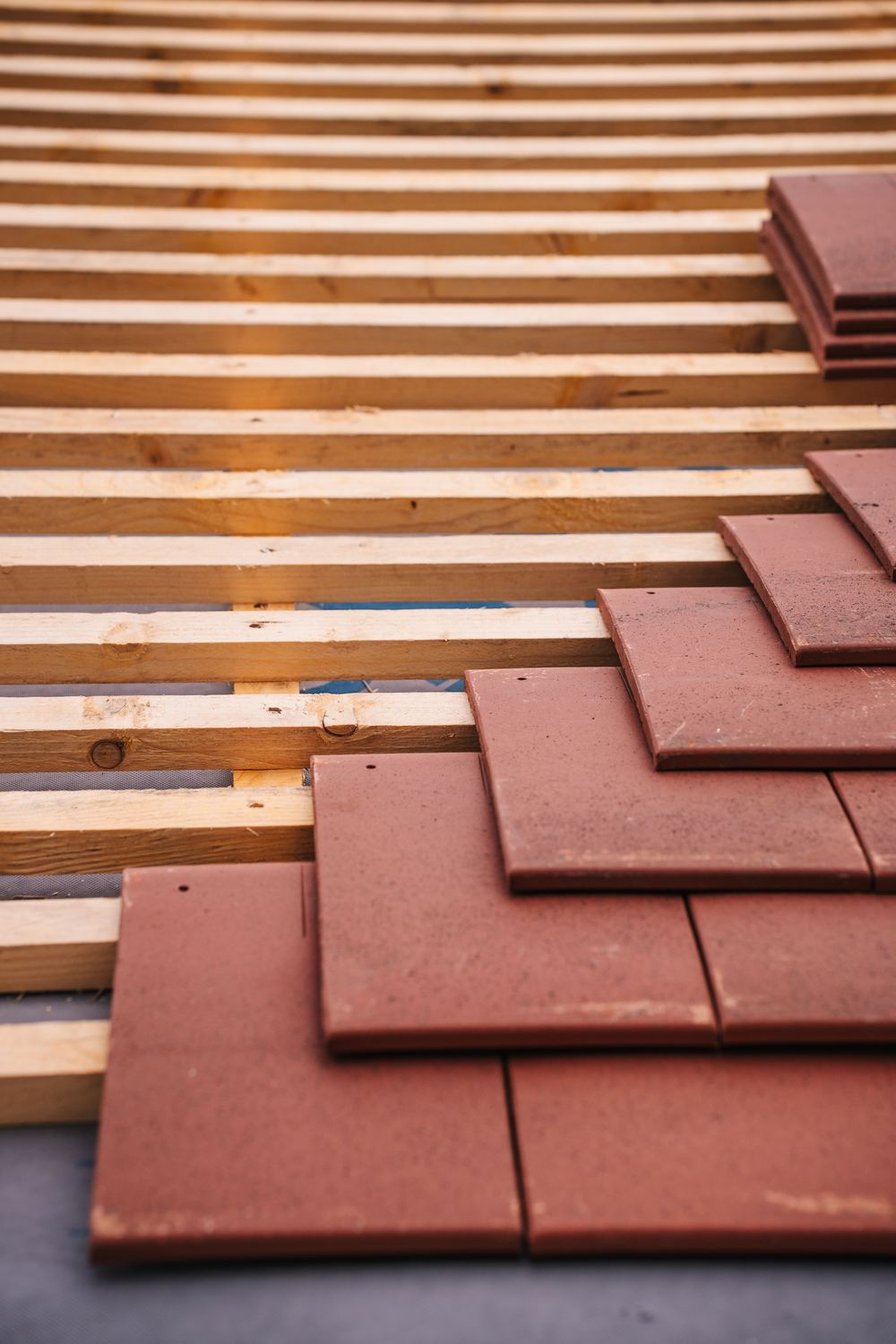 Pose de tuiles sur une toiture