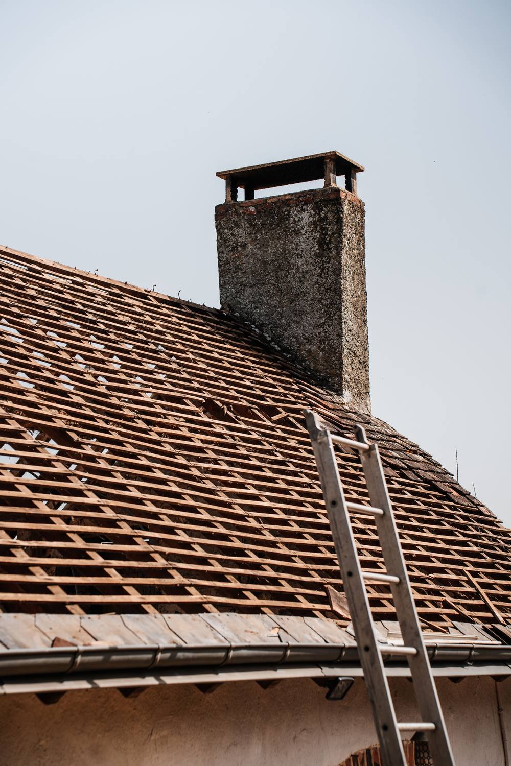 Toiture en cours de rénovation avec charpente apparente